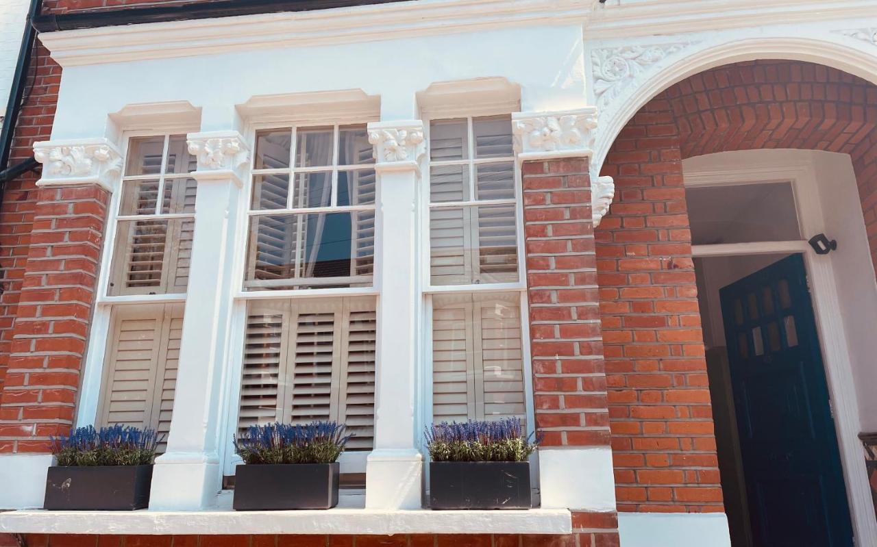 Homely 2 Levels Flat W Private Garden Apartment London