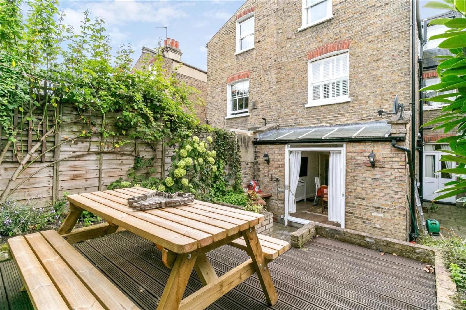 Homely 2 Levels Flat W Private Garden Apartment