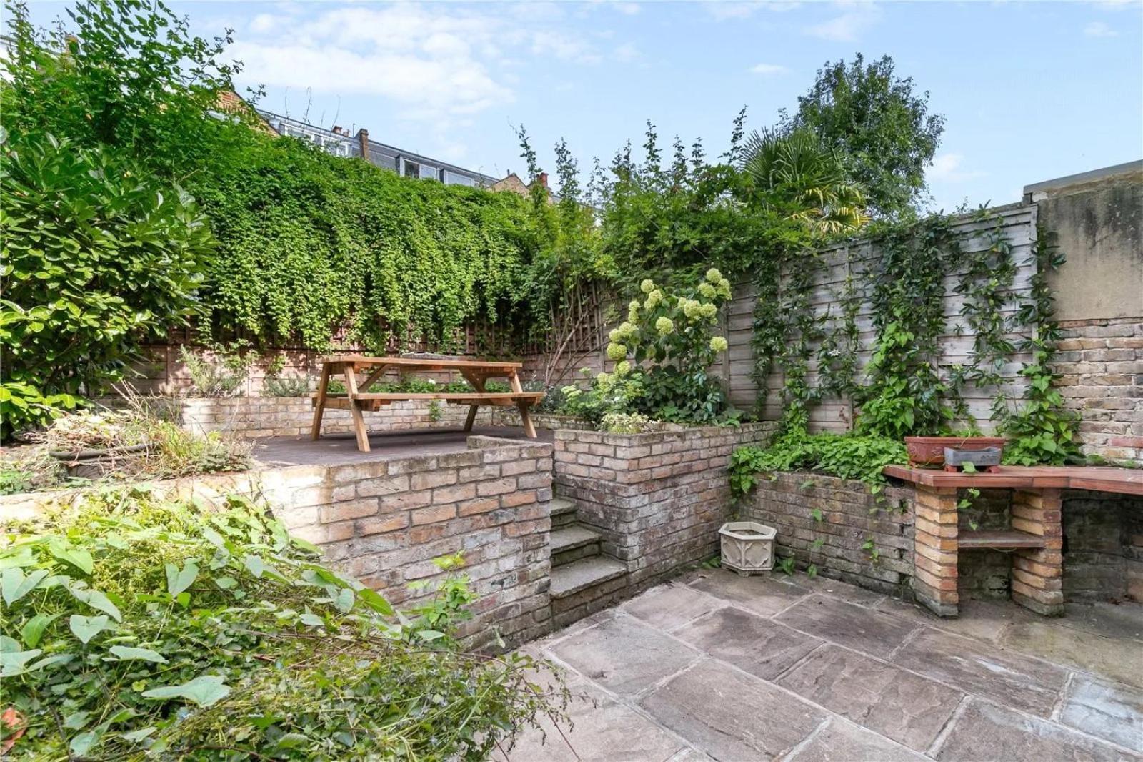 Homely 2 Levels Flat W Private Garden Apartment